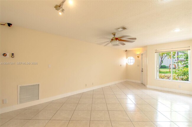 Foto del edificio - 9803 NW 37th St