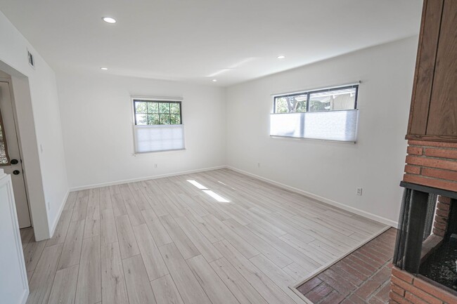 Foto del edificio - COMING SOON! Canoga Park 4-Bedroom Home fo...
