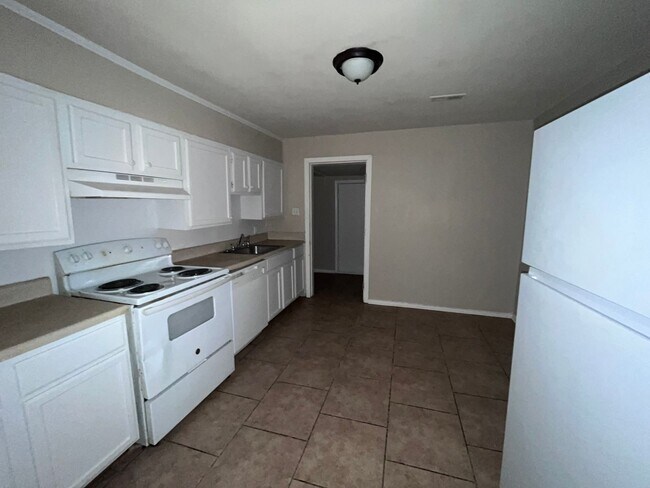 Building Photo - 3 Bed 2 Bath New Carpet