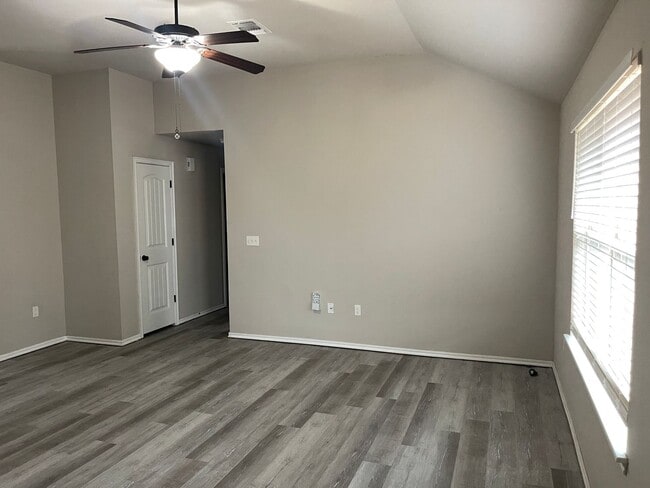 Building Photo - Luxury Vinyl plank and community amenities!  Beautiful 3/2/2 in Yukon!