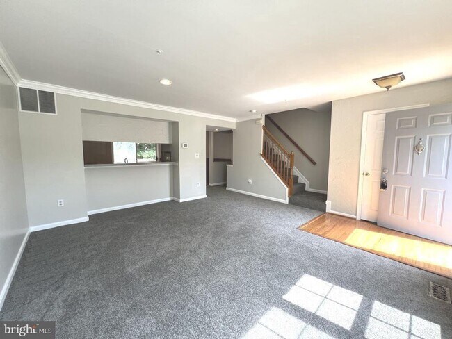 Building Photo - Beautiful 3bd 1.5bth Townhome in Pikeswood...