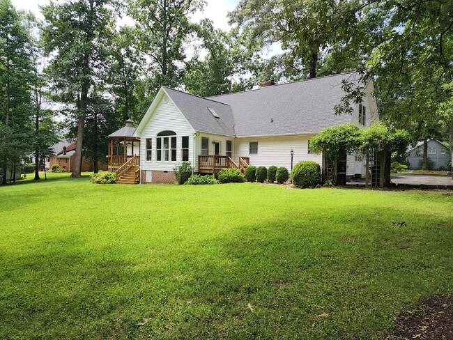 Building Photo - Incredible Spacious Home in Five Lakes!