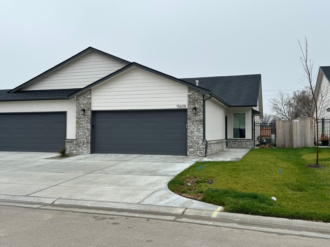 Primary Photo - 15608 E 21st Ct N