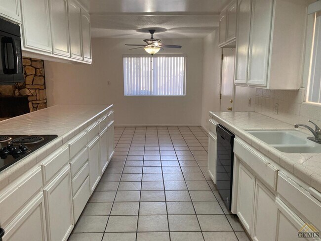 Foto del edificio - 4212 Charter Oaks Ave