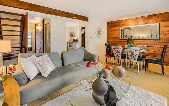 Building Photo - AVAILABLE August 5th! Charming & Cozy 2 BD...