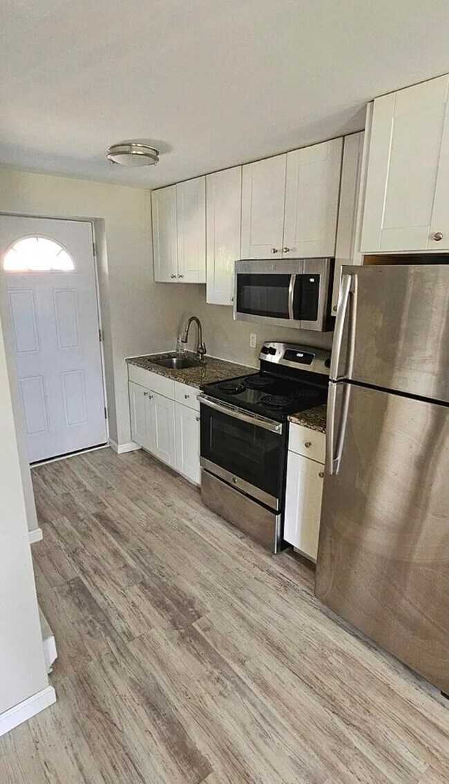 Foto del edificio - 131 Cosey Beach Ave