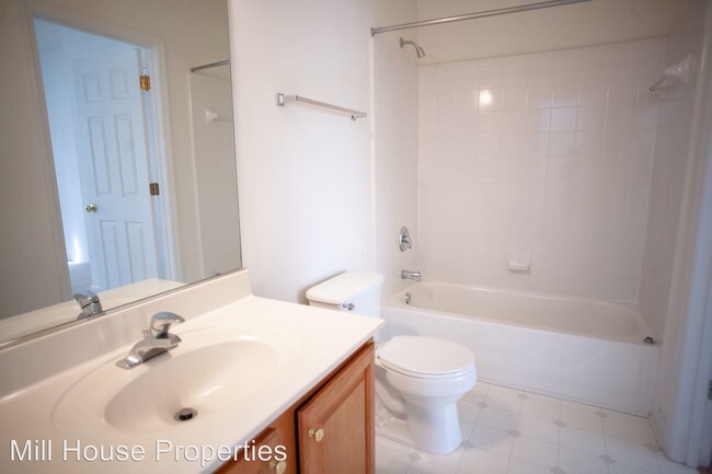 Building Photo - 4 br, 3 bath House - 202 Glenmore Road