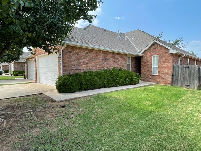 Foto del edificio - 3 Bed, 2 Bath in Surrey Hills of Yukon