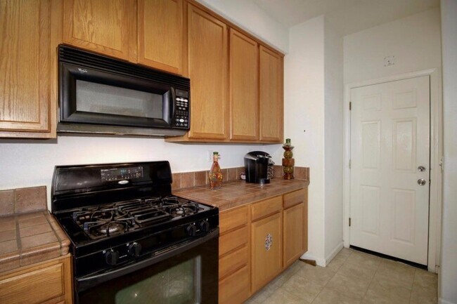 Foto del edificio - North Natomas 2 Story 3 Bedroom w/ Loft. 2 Car Attached Garage