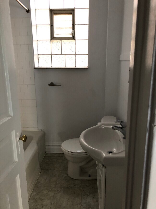 Bathroom - 1157 W Wrightwood Ave