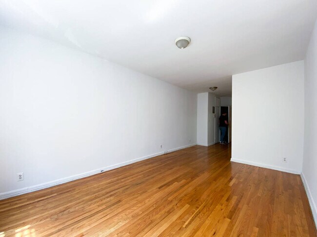 Building Photo - 219 E 88th St