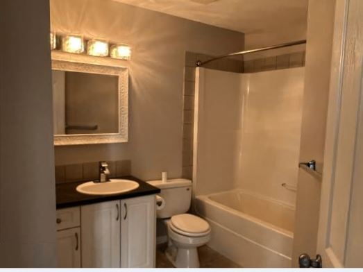 Building Photo - 3 Bedroom 2 Bath Detached House