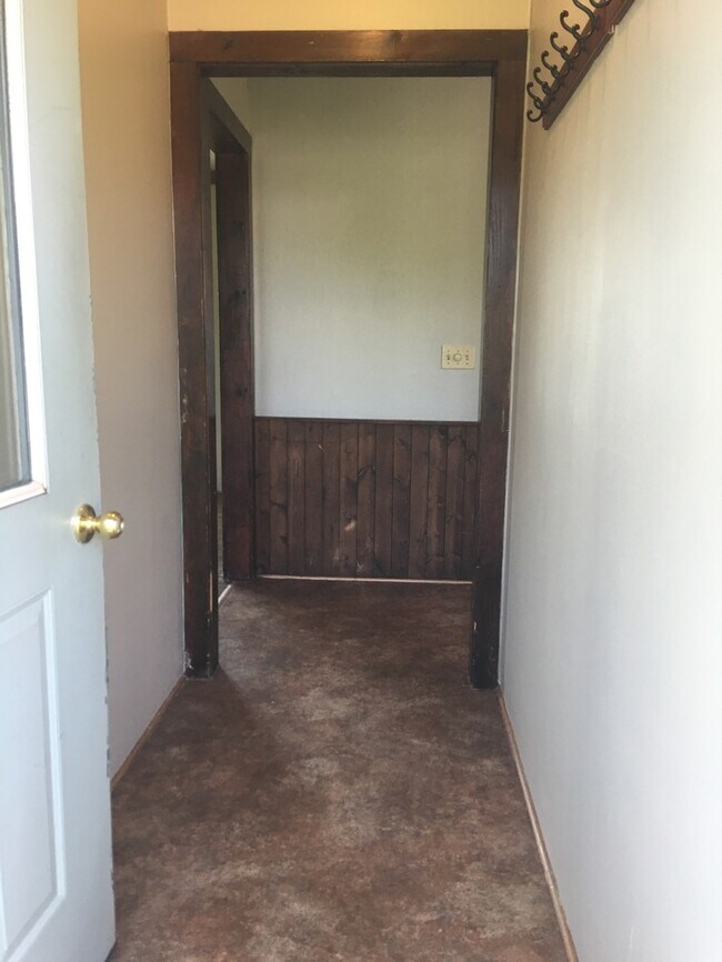Foto del edificio - Cozy 3 bedroom 1.5 bath with 2 stall detached garage in country setting