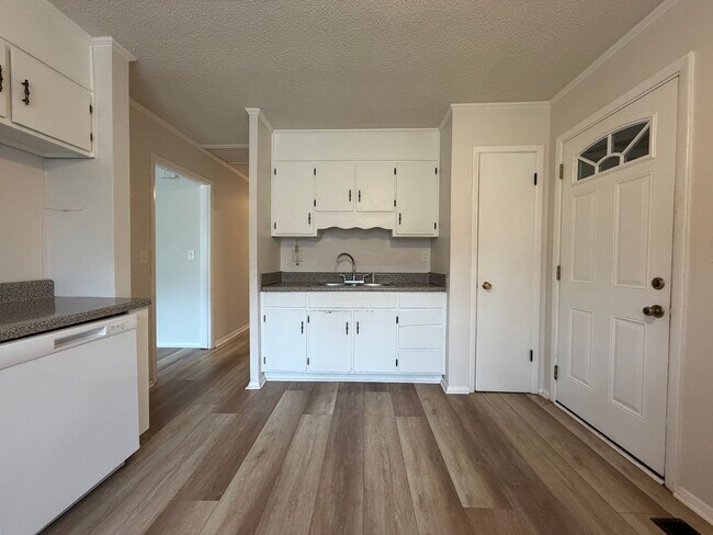 Foto del edificio - Large 3/2 with finished basement/bonus room- $1,895