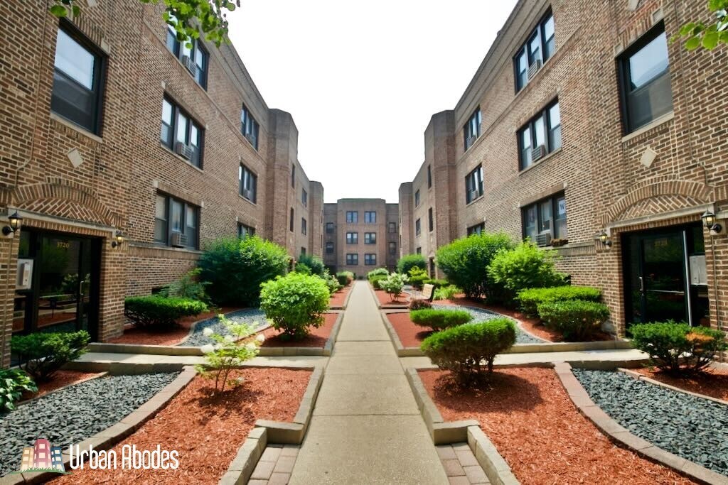 Primary Photo - 3713 N Pine Grove Ave