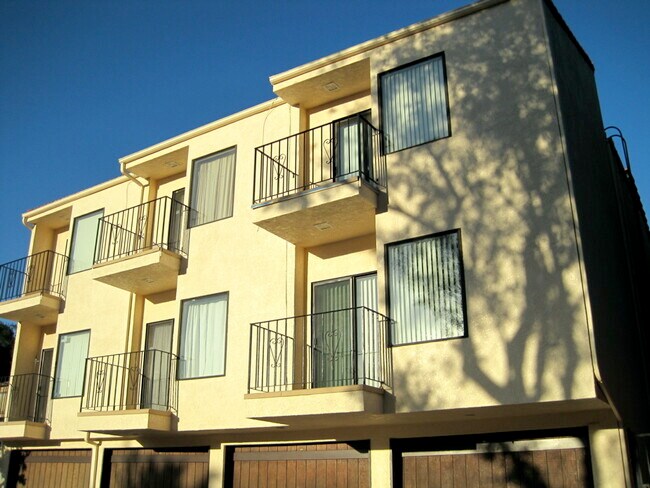 Edificio de 3 unidades - 3033 Hollycrest Dr