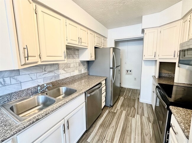 Building Photo - 13539 Castilian Dr