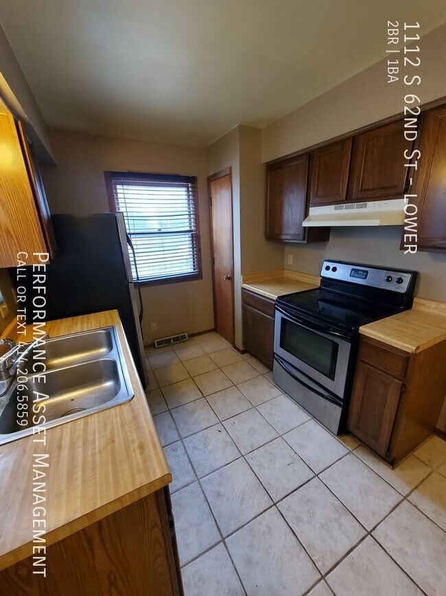 Building Photo - 2 bedroom west allis rental - LOWER