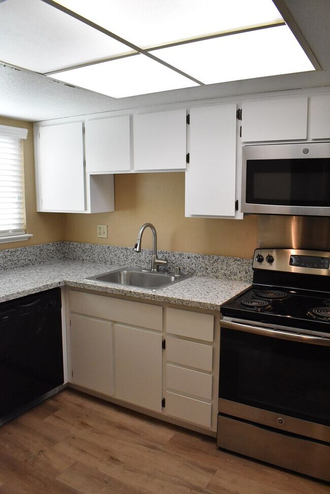 Foto del edificio - Condo unit featuring updated kitchen with ...