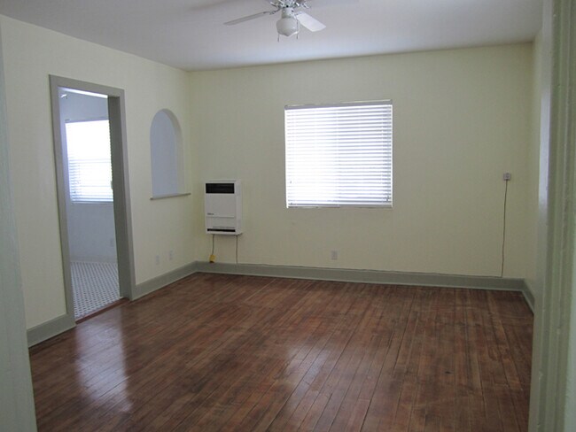 Foto del edificio - 2524 James M Wood Blvd