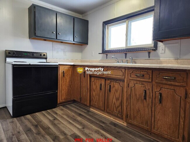 Building Photo - Large 1-Bedroom Duplex in Neenah - Perfect...