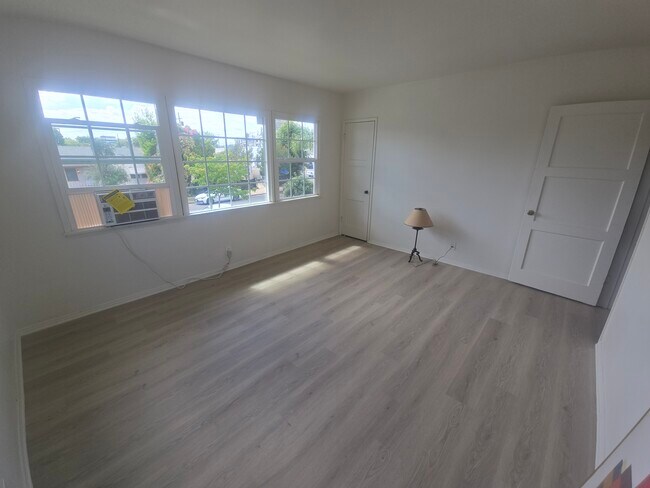 Sala de estar - 6336 1/2 Simpson Ave