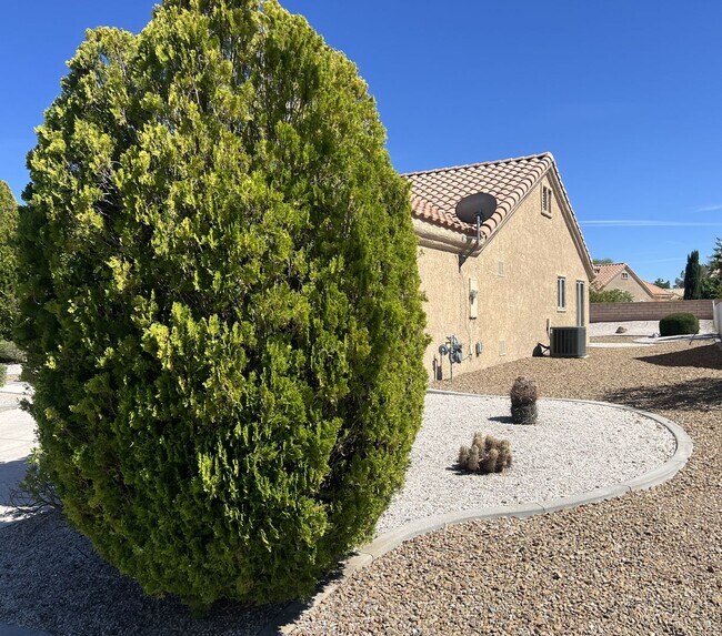 Building Photo - Beautifully Updated 2 Bedroom, 2 Bathroom ...