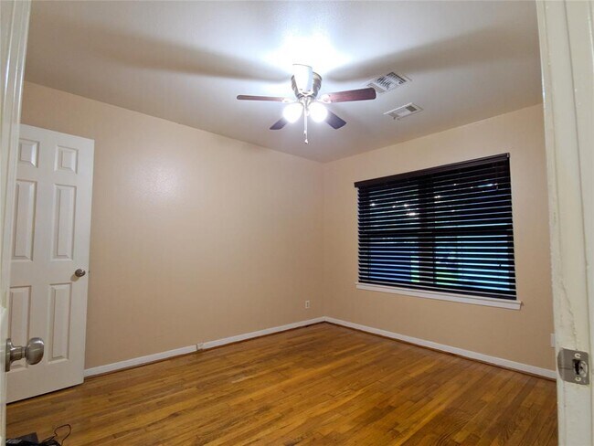 Foto del edificio - 10102 Elmhurst St