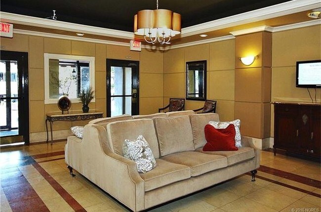 Lobby Entrance - 450 W 7th St