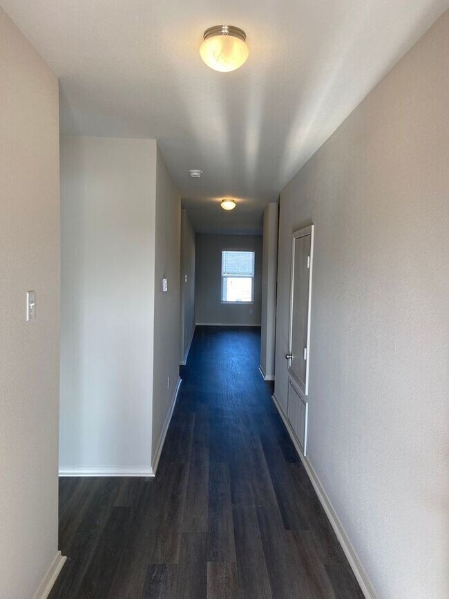 Building Photo - Three Bedroom | Two Bathroom Home in Fairv...