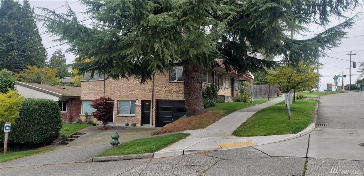 Building Photo - 2372 48th Ave SW