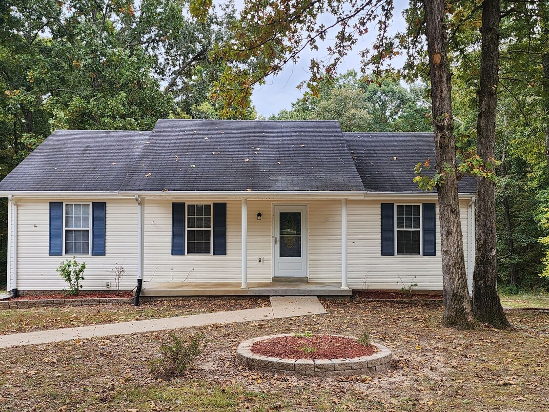 Foto principal - $2000 - 3 Bedroom 3 Bath Home on 1.5 Acres