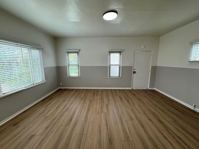 Foto del edificio - Remodeled Pierpont Beach Apartment