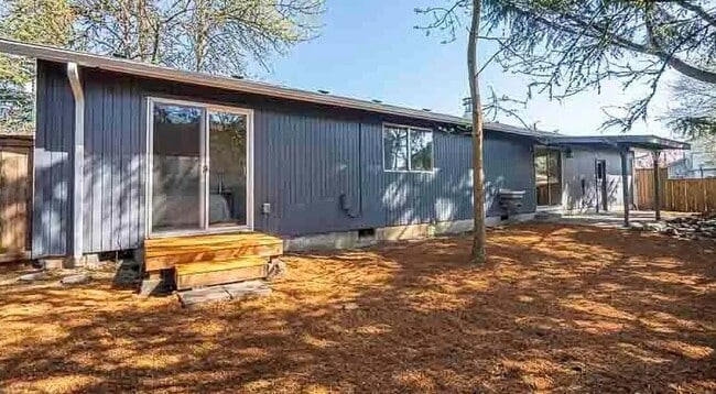 Building Photo - 530 NW Oak Ave