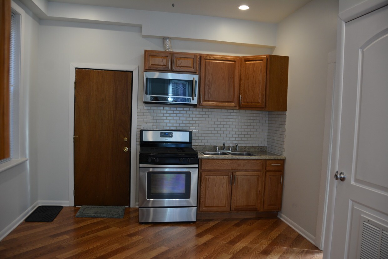 Primary Photo - 1085 N Hermitage Ave