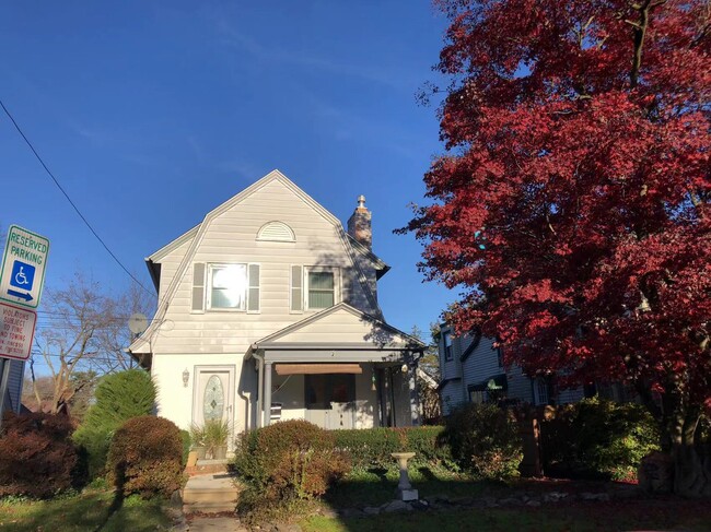 Building Photo - 221 Rock Glen Rd