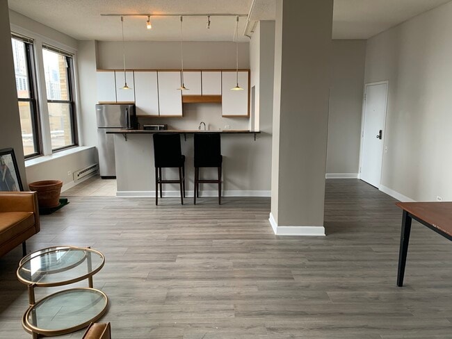 Building Photo - 600 S Dearborn St