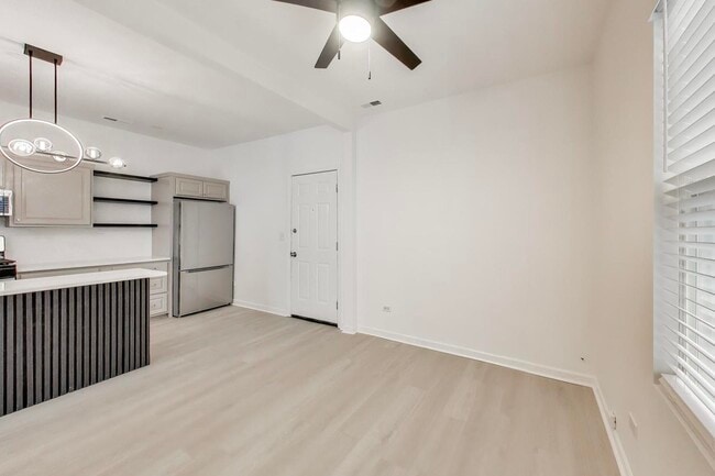 Building Photo - 912 N Ashland Ave