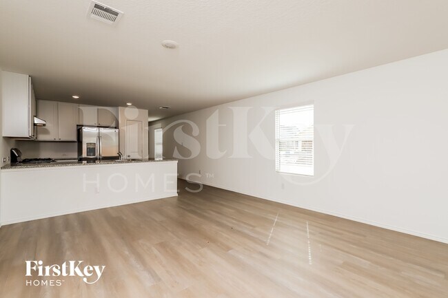 Foto del edificio - 10422 McClintock Dr