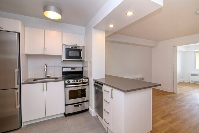 Building Photo - 3460 Rue Durocher