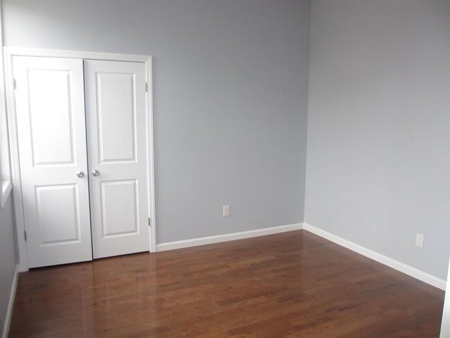 Building Photo - 585 Bramhall Ave