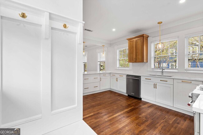 Foto del edificio - 795 St Charles Ave NE