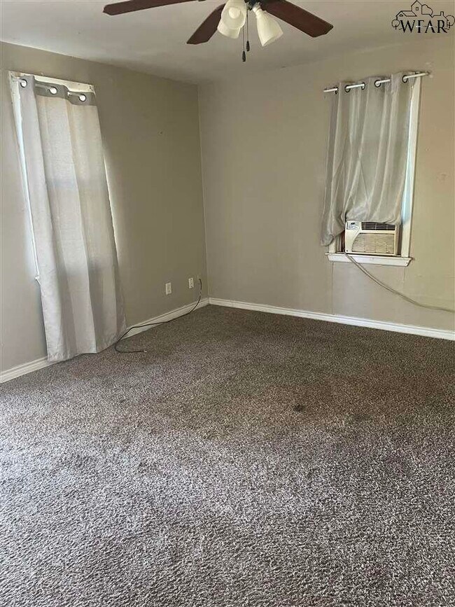 Building Photo - 712 W 3rd St