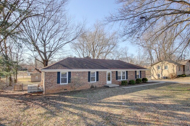 Building Photo - Three Bedroom Home Close to Ft. Campbell