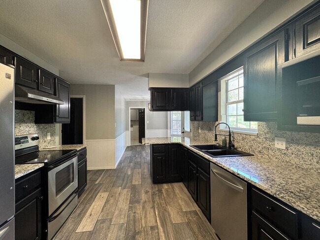 Foto del edificio - 4 Bedroom 2.5 Spacious House In Fianna Hills