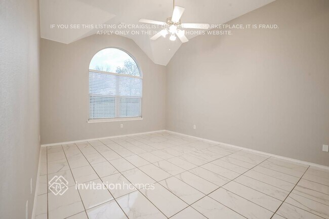 Building Photo - 9501 Links Fairway Dr