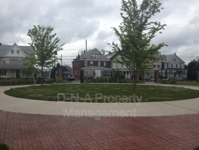 Building Photo - 633 McKinley St