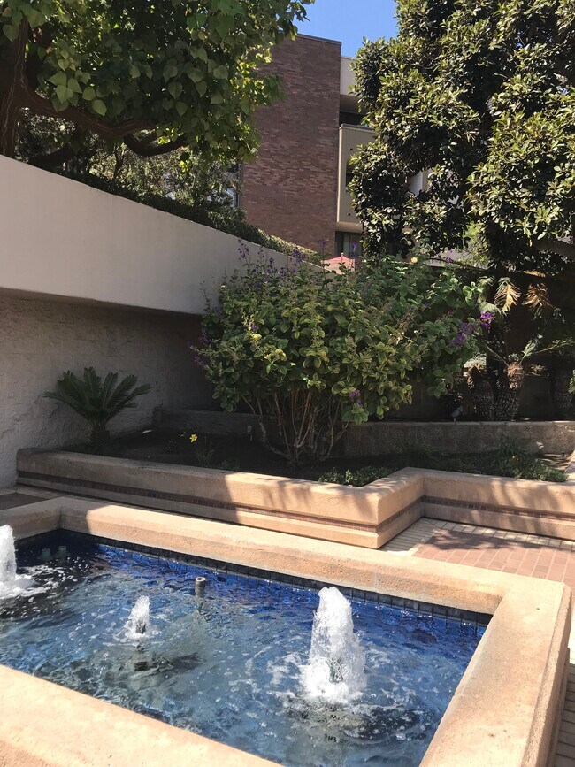 Exuberantes jardines en toda esta comunidad de cuatro pisos con estilo de jardín. - 850 State St