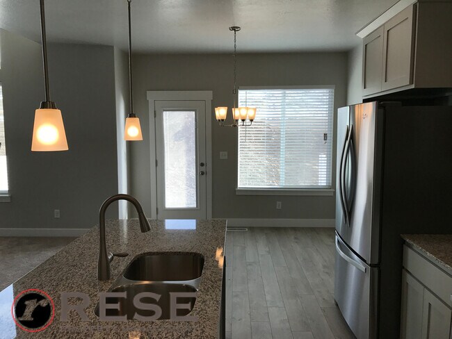 Building Photo - Beautiful Edge Townhome in Bluffdale