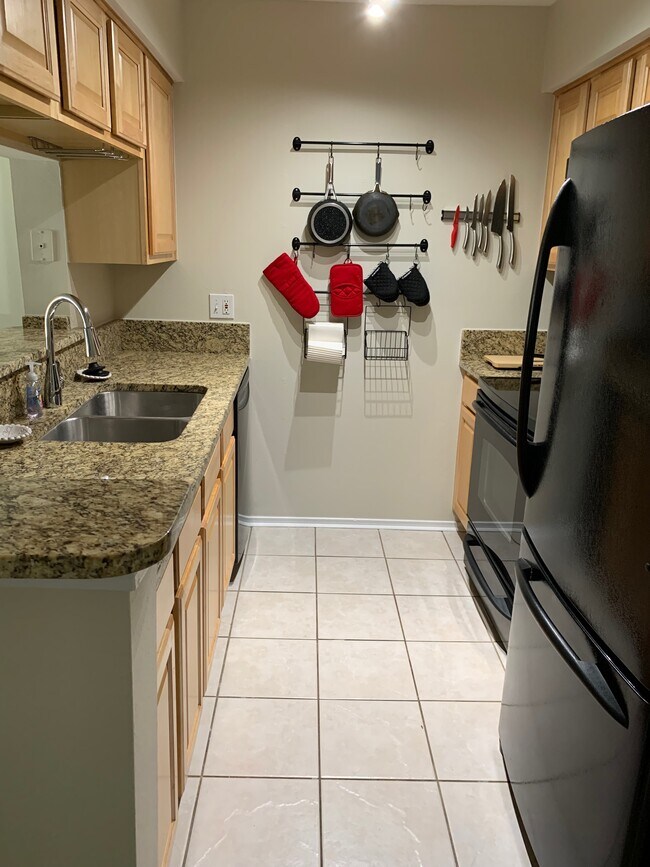 galley kitchen - 3307 Wyndham Cir
